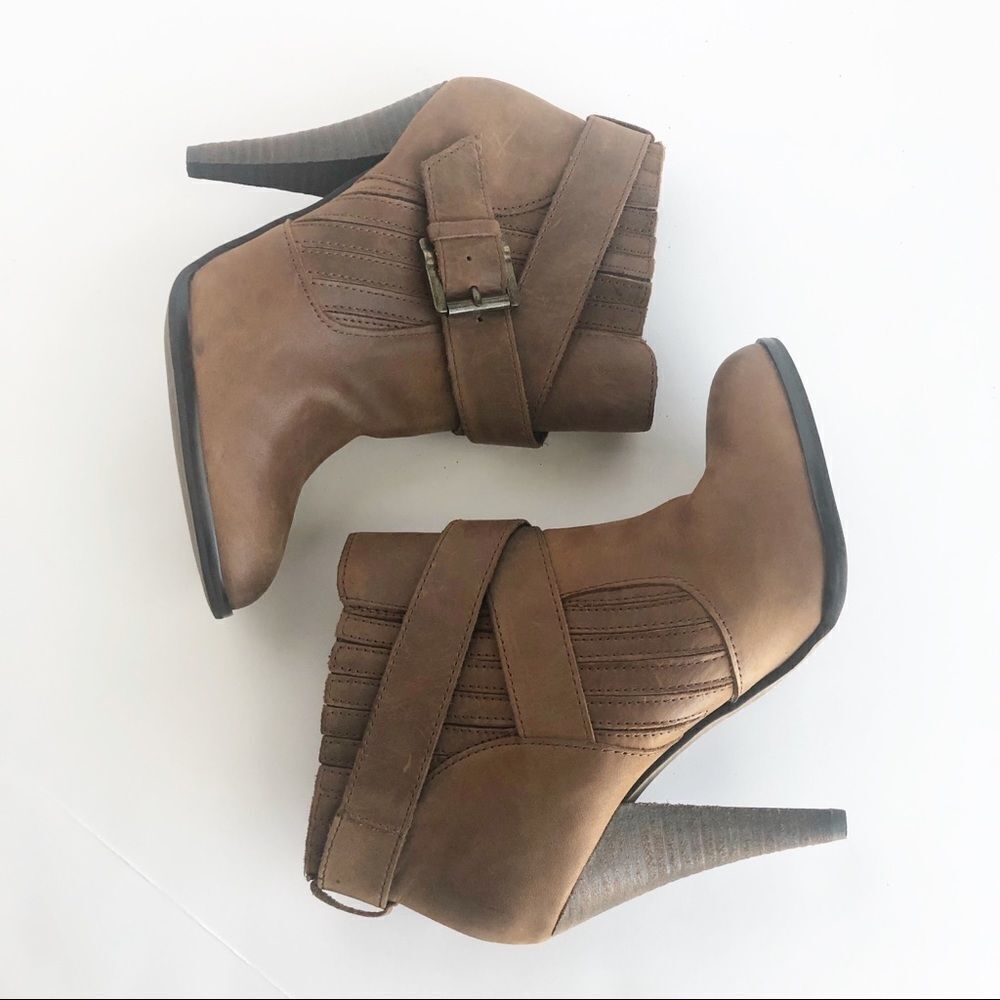 Aldo Brown stiletto bootie with buckle detail sz 8